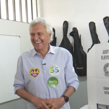 Ronaldo Caiado vota em colégio no interior de Goiás