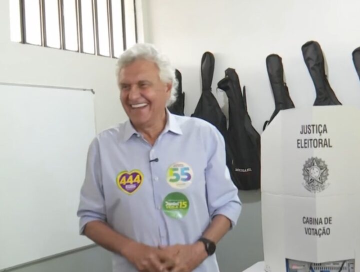 Ronaldo Caiado vota em colégio no interior de Goiás