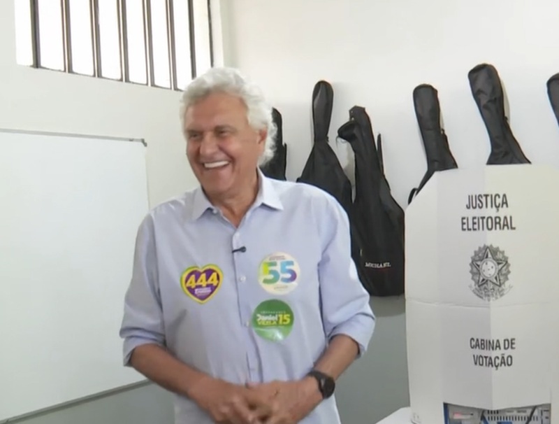 Ronaldo Caiado vota em colégio no interior de Goiás