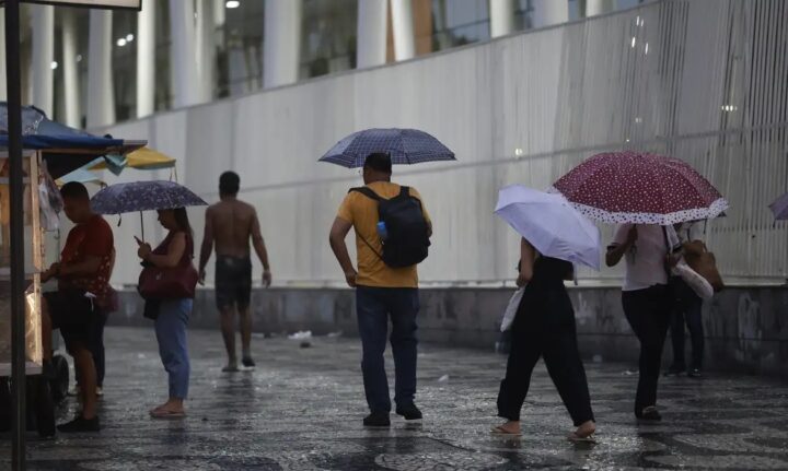 Domingo de eleição será marcado por chuvas e alertas de tempestades em boa parte do Brasil