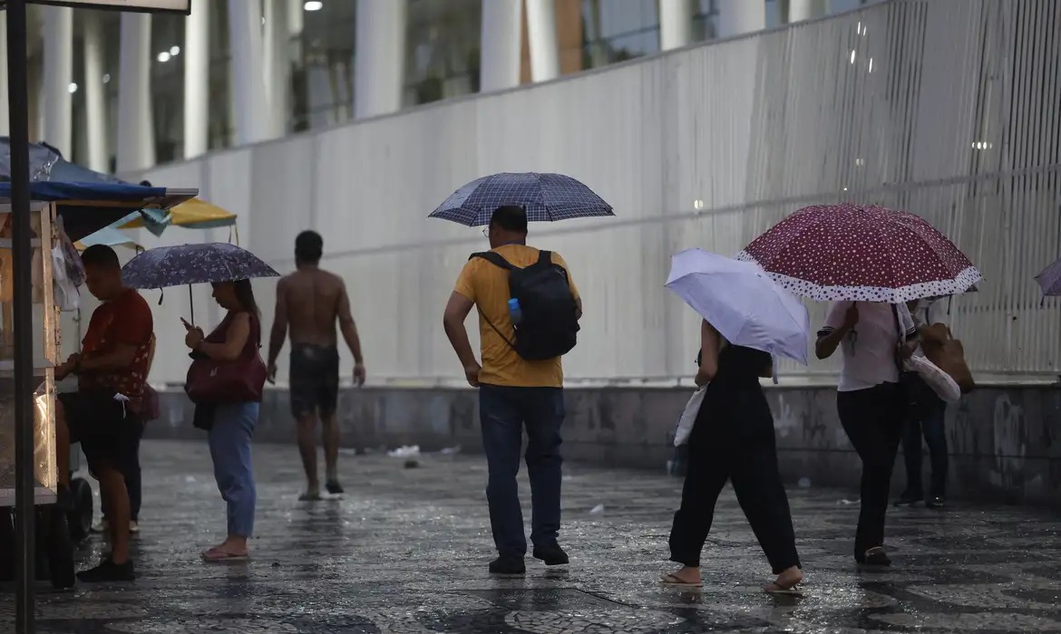 Domingo de eleição será marcado por chuvas e alertas de tempestades em boa parte do Brasil