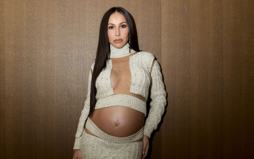 Grávida, Sabrina Sato surge em Paris com look de R$ 35 mil para show de Céline Dion