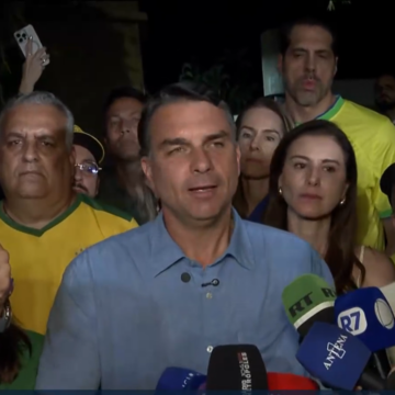 ‘É o fim da era do PT’, declara Flávio Bolsonaro após ir ao segundo turno com Lula