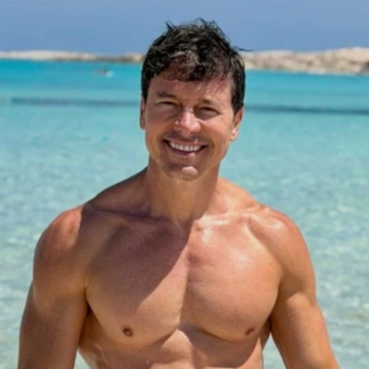 Aos 50 anos, Rodrigo Faro revela exercício que mantém o físico definido: ‘Mudou tudo na minha vida’
