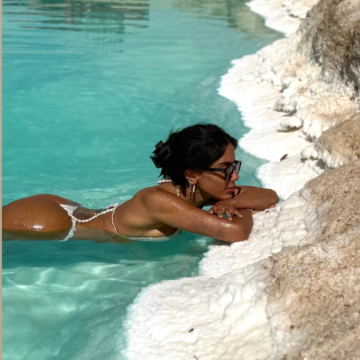 Anitta posa de biquíni em cenário paradisíaco durante viagem ao Egito
