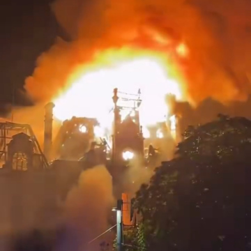 Prefeitura histórica é destruída por incêndio durante protestos na França; veja vídeo
