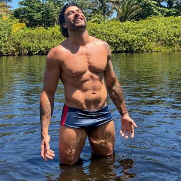 Jesus Luz, ex de Madonna, curte praia paradisíaca na Bahia e ganha elogios: ‘Que homem perfeito’