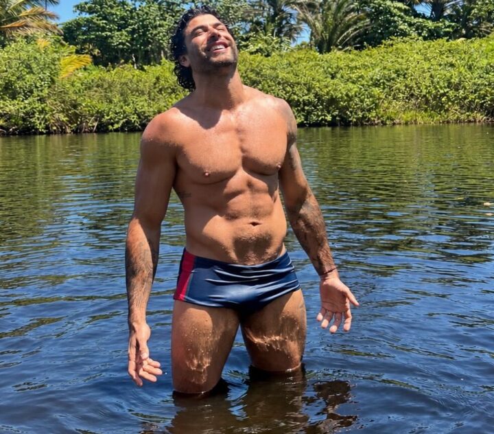 Jesus Luz, ex de Madonna, curte praia paradisíaca na Bahia e ganha elogios: ‘Que homem perfeito’