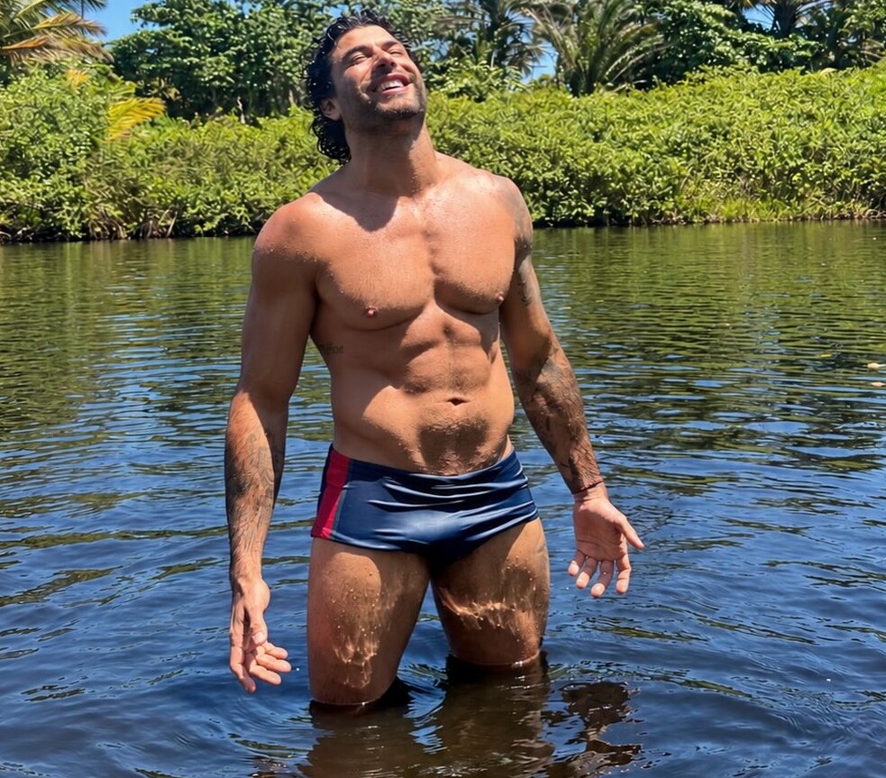 Jesus Luz, ex de Madonna, curte praia paradisíaca na Bahia e ganha elogios: ‘Que homem perfeito’