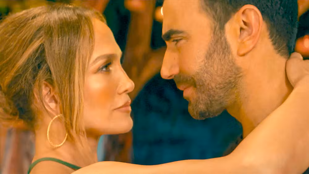 Jennifer Lopez é vista com Brett Goldstein, de ‘Ted Lasso’, e encontro reacende rumores de romance