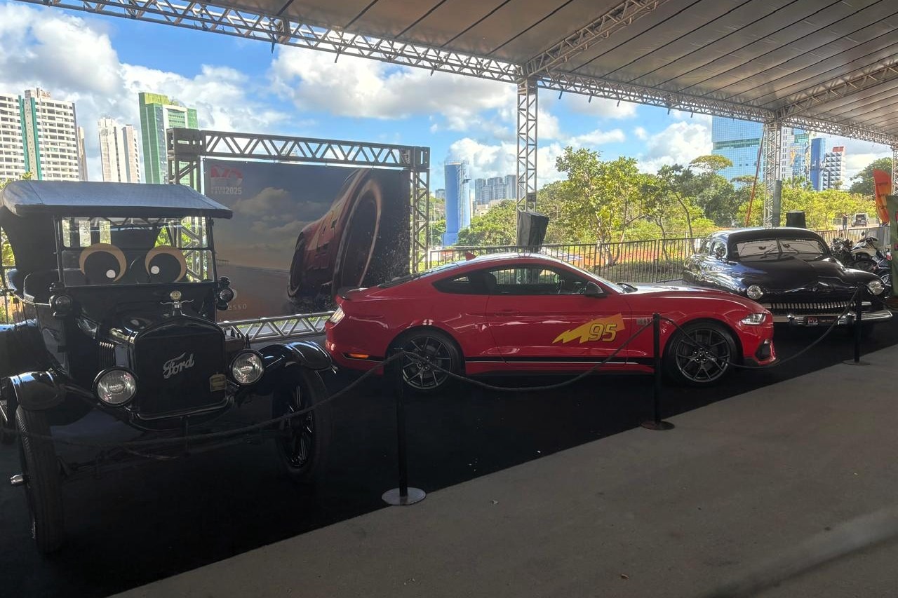 Shopping de Salvador recebe evento de supercarros com shows de drift e manobras radicais