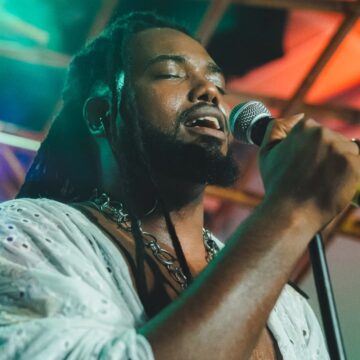 Neto de Riachão, Taian anuncia chegada do primeiro filho no palco do Suco de Bahia