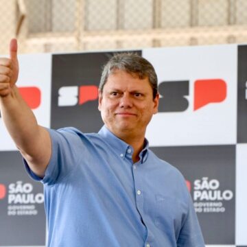 Tarcísio de Freitas é reeleito governador de São Paulo no primeiro turno