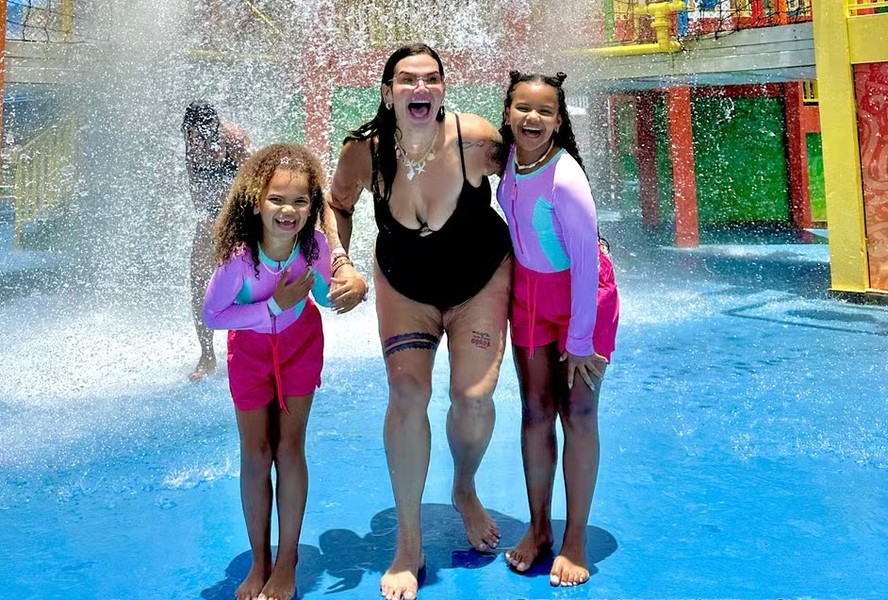 Thais Carla celebra 35 anos em viagem com as filhas e revela sonhos para o futuro: “Viver um amor”