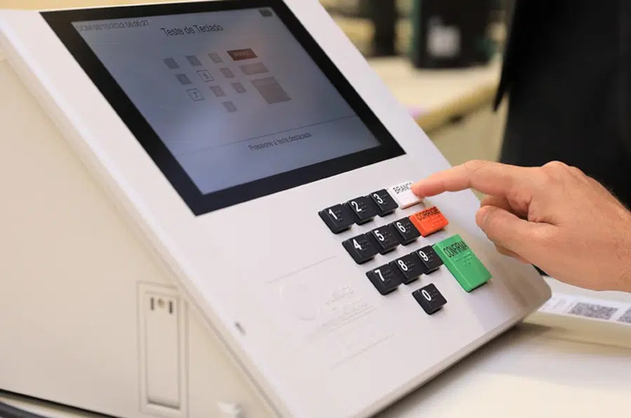 Eleições 2026: saiba o que pode e o que não pode fazer na hora de votar