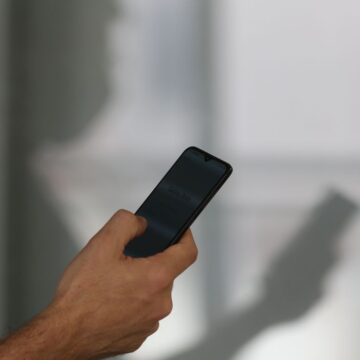 Cobrança anual de R$ 13 por celular pode ser extinta; entenda a proposta
