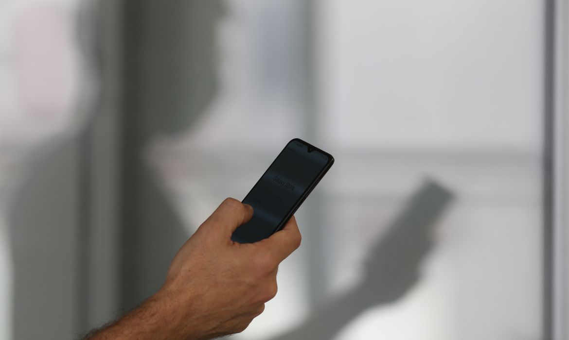 Cobrança anual de R$ 13 por celular pode ser extinta; entenda a proposta