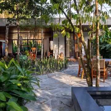 Casa construída em meio a bosque no sul da Bahia é destaque em revista de arquitetura