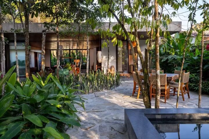 Casa construída em meio a bosque no sul da Bahia é destaque em revista de arquitetura