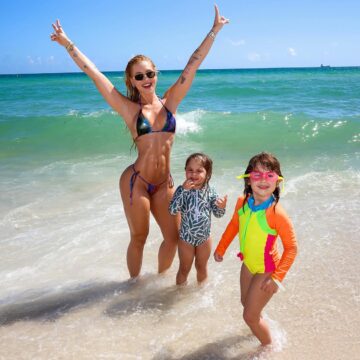 Virginia Fonseca posa com filhas na praia após término com Vini Jr.