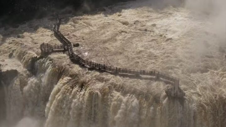 Cataratas do Iguaçu registram maior vazão do ano, quase oito vezes acima da média histórica