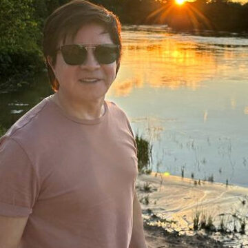 Longe dos holofotes, irmão de Chitãozinho encontra refúgio de paz em fazenda com lago, piscina e animais