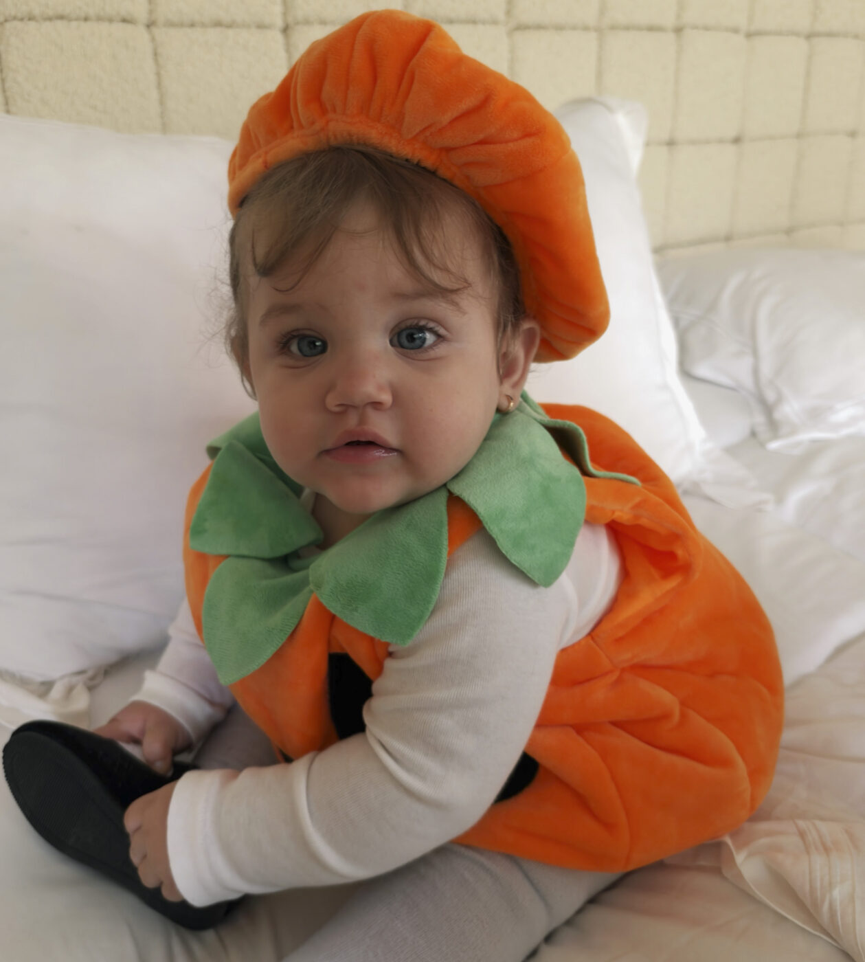 Filha de Rafa Kalimann e Nattan encanta usando fantasia no Halloween
