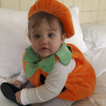 Filha de Rafa Kalimann e Nattan encanta usando fantasia no Halloween